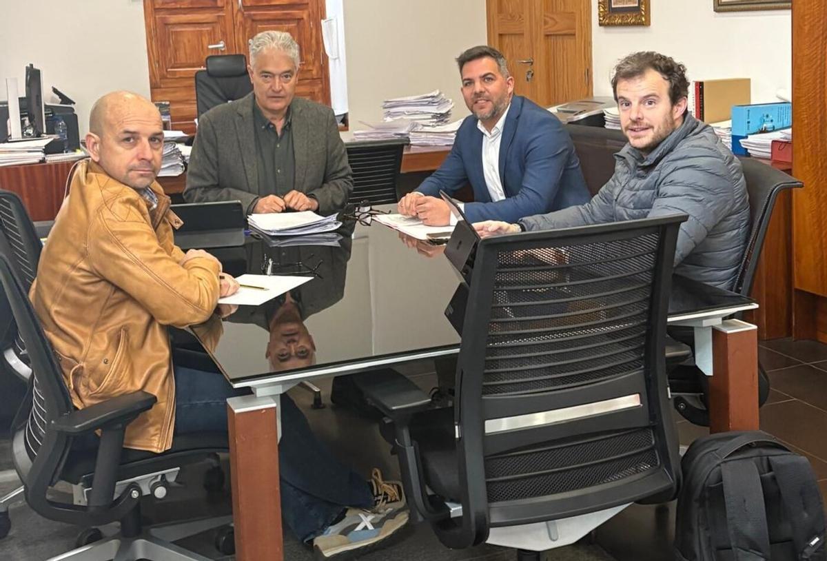 Reunión de la visita de Jacobo Medina (segundo por la derecha) al Ayuntamiento de Tías
