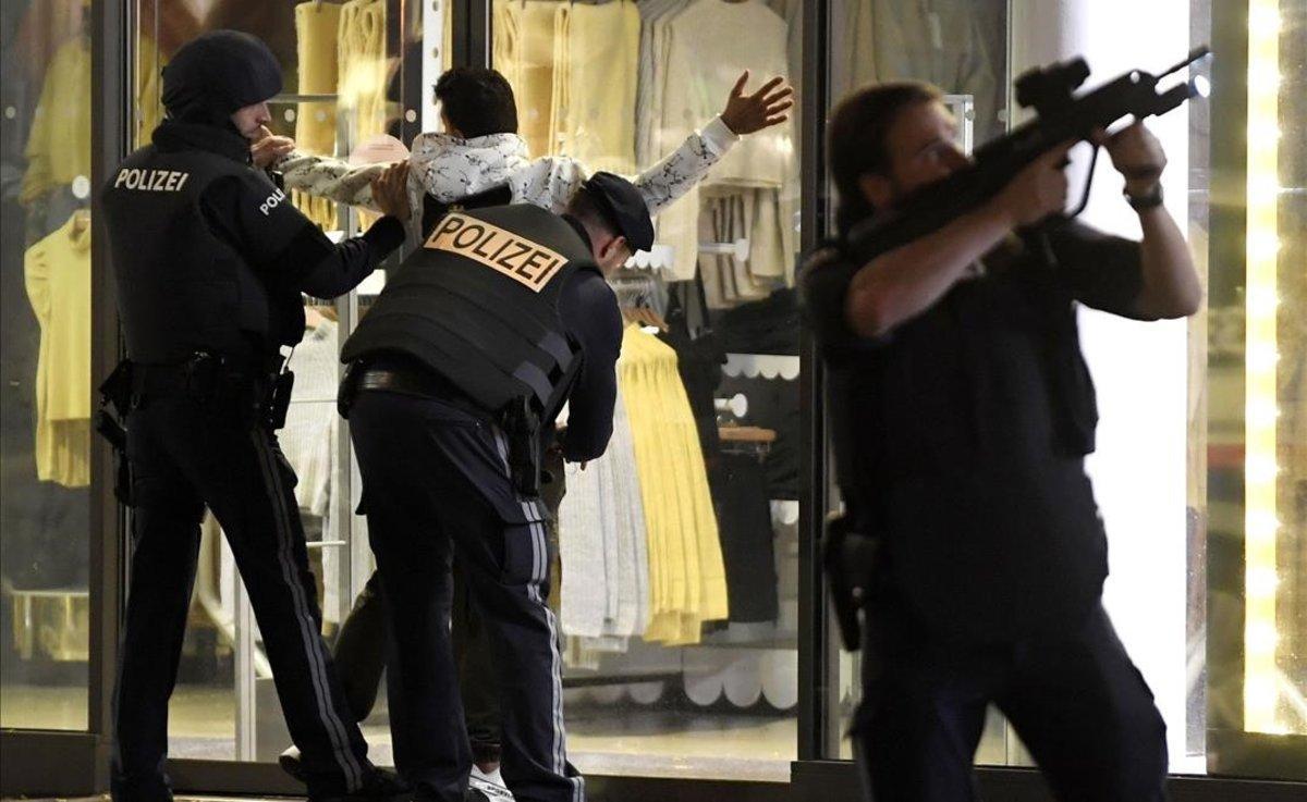 Agentes de policía registran a una persona en Mariahilferstrasse, en el centro de Viena.