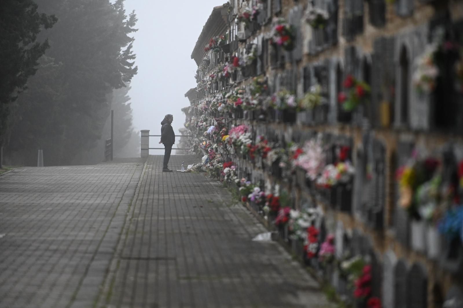 En imágenes | Así ha sido el Día de Todos los Santos en el cementerio de Torrero