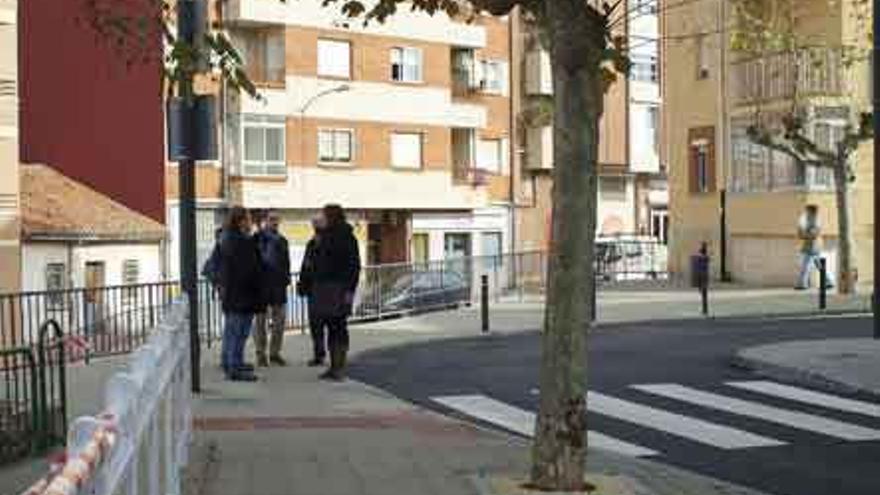 El alcalde y la edil de Urbanismo ayer, supervisando las obras.