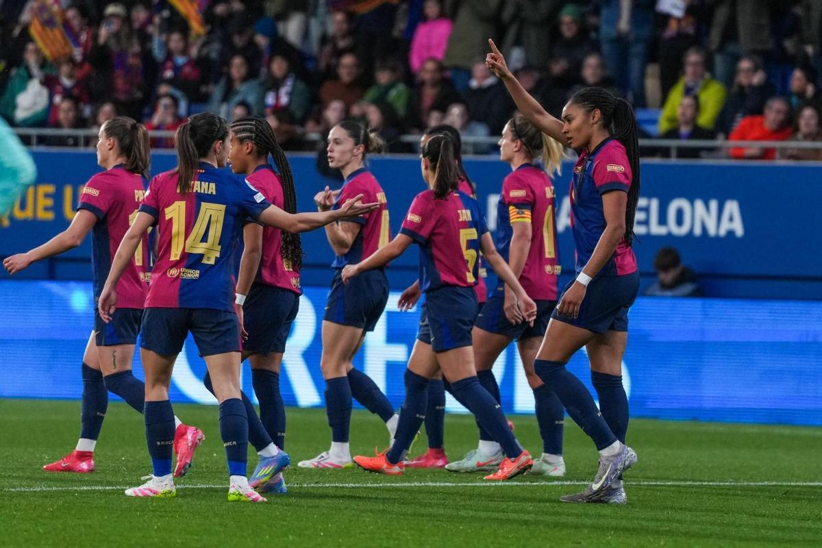 Salma Paralluelo celebrando su gol ante el Wolfsburgo.