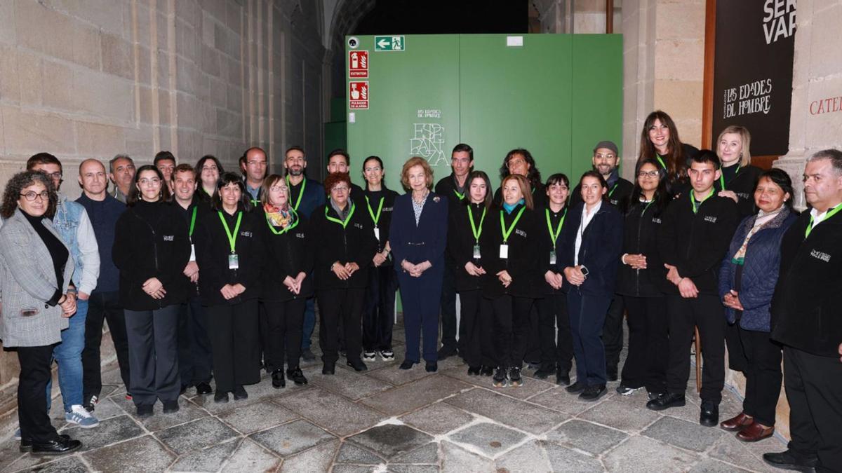 El equipo humano de la muestra «EsperanZa» junto a la reina Sofía durante su visita a la muestra.