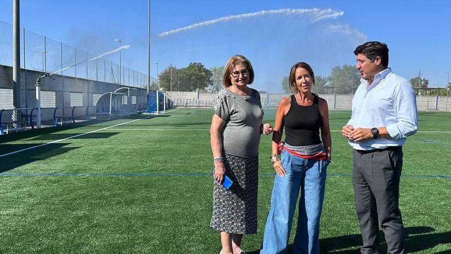 El nuevo césped del campo de fútbol de Alcolea permitiría albergar partidos oficiales