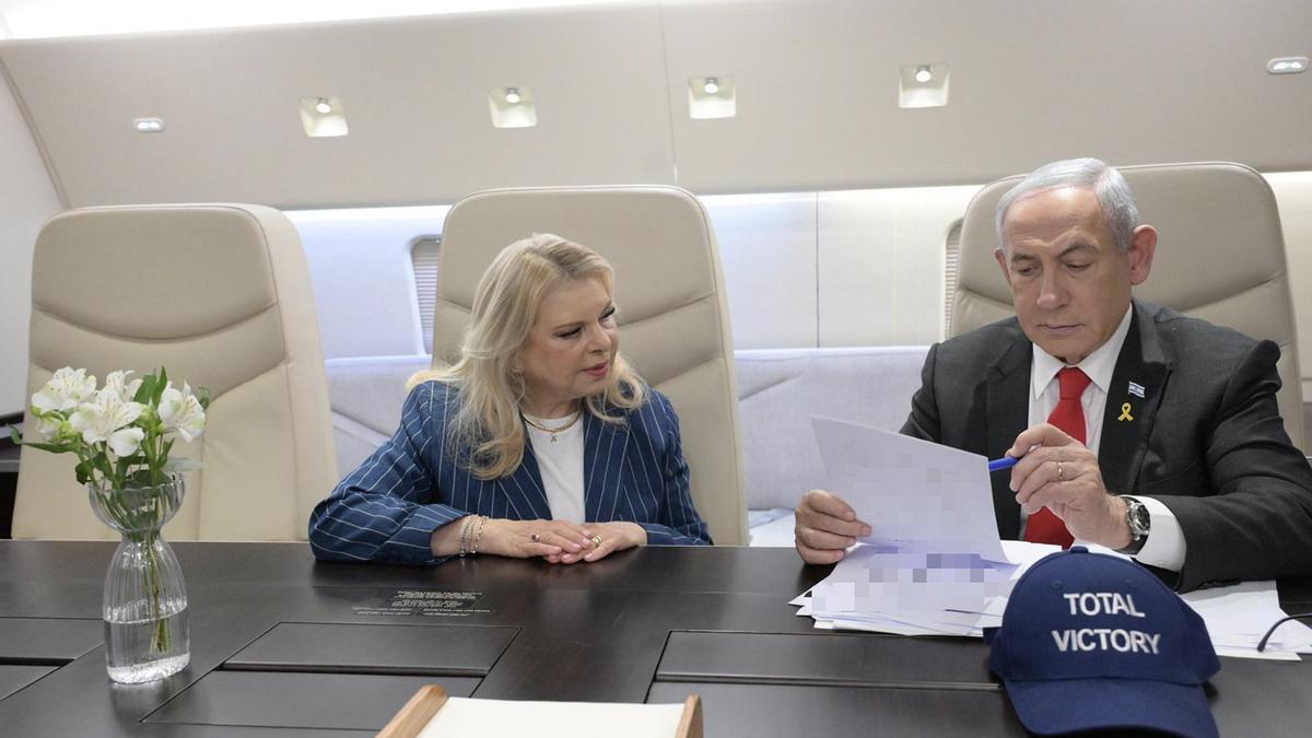 El primer ministro israelí, Binyamín Netanyahu, y su esposa, Sara, en el avión de camino a Washington.