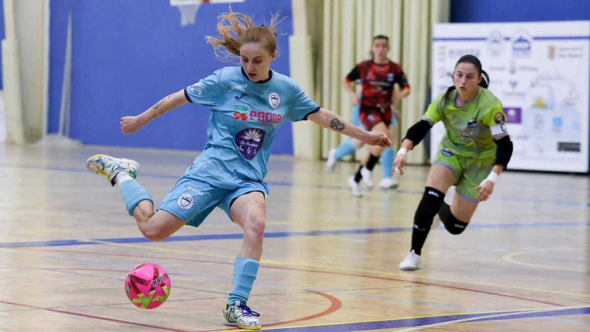 Lucía Serrano, a punto de disparar a portería en el partido ante el CD Segosala.