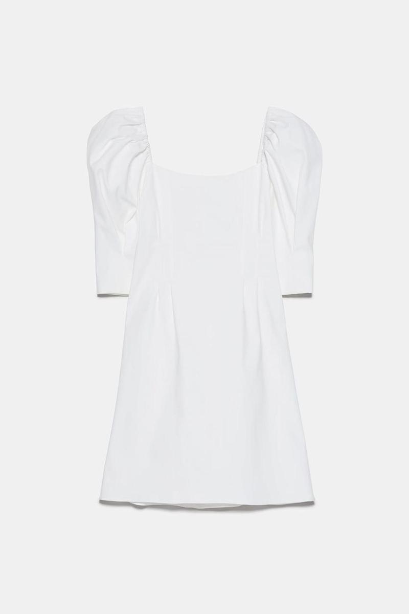 Vestido mini con manga abullonada de Zara. (Precio: 25,95 euros)