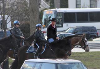 El secretario de Interior de EEUU acude a caballo a su primer día de trabajo