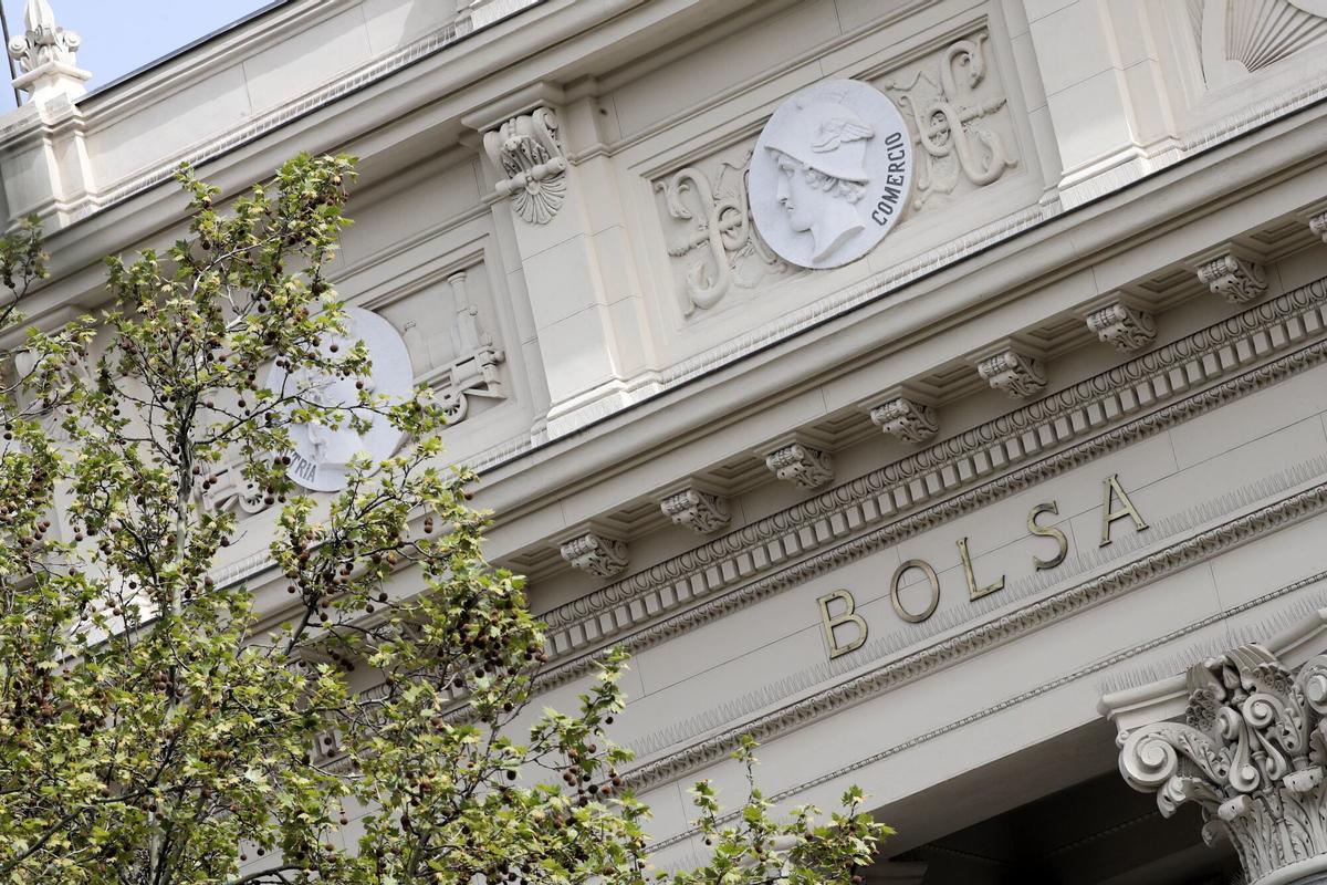 Fachada del edificio de la Bolsa en Madrid, que aparece hoy cerrado al público después de que el Ibex 35 haya rebotado por la intervención del BCE, en Madrid (España), a 19 de marzo de 2020.BOLSA;IBEX 35;CORONAVIRUS;COVID-19Eduardo Parra / Europa Press19/03/2020