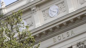 Fachada del edificio de la Bolsa en Madrid, que aparece hoy cerrado al público después de que el Ibex 35 haya rebotado por la intervención del BCE, en Madrid (España), a 19 de marzo de 2020.BOLSA;IBEX 35;CORONAVIRUS;COVID-19Eduardo Parra / Europa Press19/03/2020