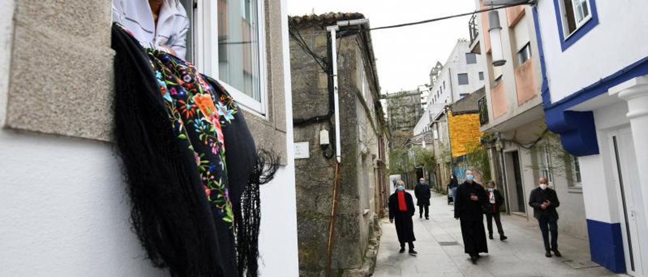 Una vecina de la calle Xan Guillerme recibe a la procesión con una mantilla.   | // GUSTAVO SANTOS