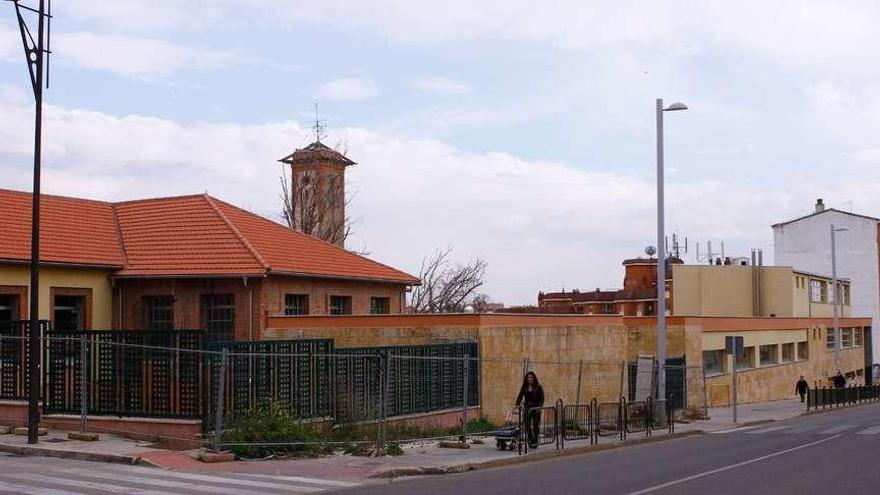 Biblioteca y centro de adultos en el antiguo matadero de la avenida de Galicia.