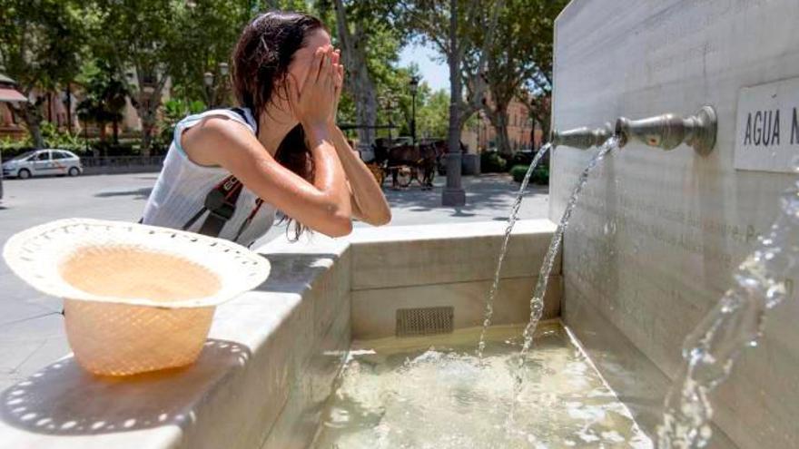 Turistas refrescándose con el agua. / El Correo