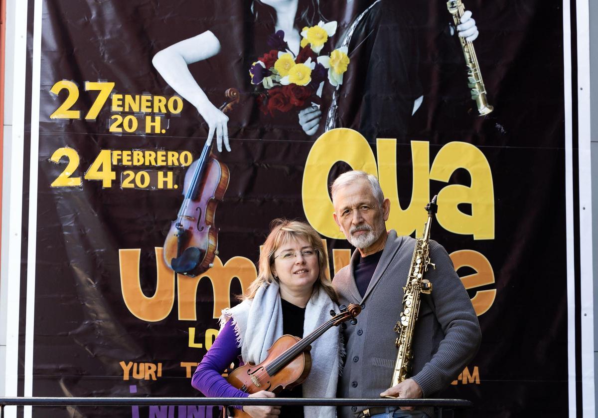Tereza Polyvka y Joaquín Murillo junto al cartel que anuncia ‘El funeral’ en el Teatro de las Esquinas.