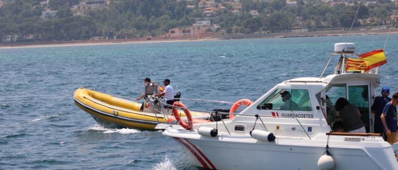 Los vigilantes de la posidonia y los guardacostas de Dénia, en aguas de les Rotes. | A. P. F.