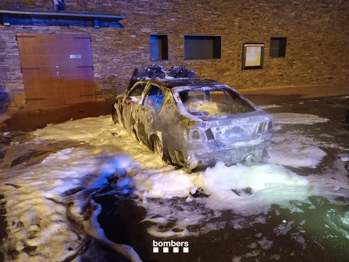L'estat en què va quedar el primer cotxe incendiat dle cap de setmana