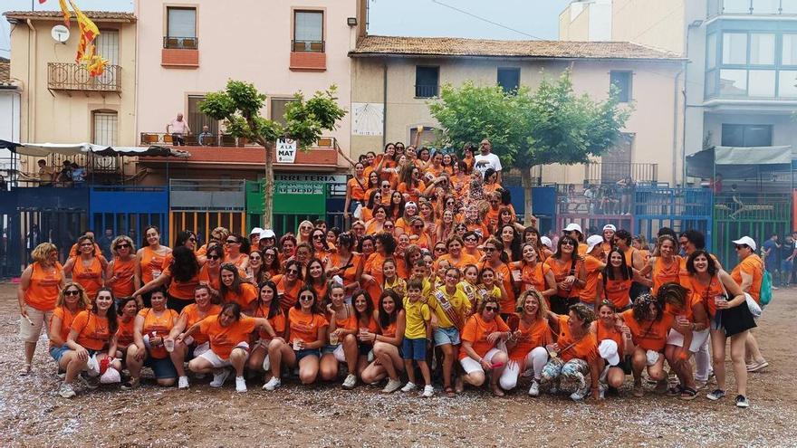 Las mujeres toman las calles de Moró en un día de fiestas muy reivindicativo