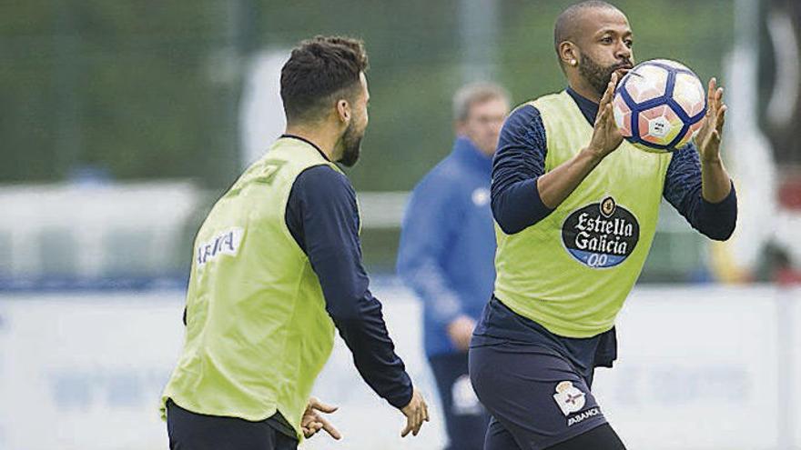 Sidnei, con el balón en el calentamiento de la sesión de ayer.