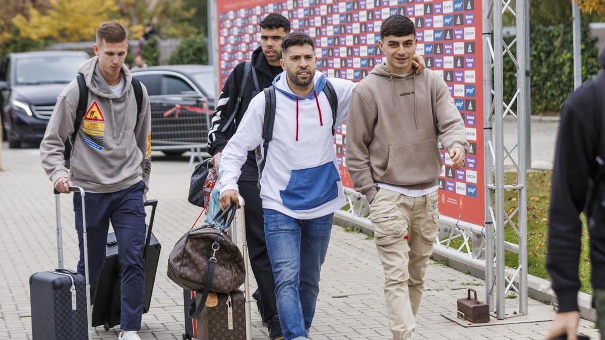 Pedri junto a Jordi Alba, compañero en el Barça, en su llegada a la concentración de la selección.