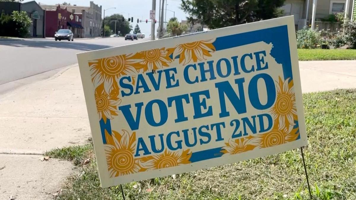 Un cartel del reciente referéndum en Kansas donde se decidió mantener intacto el derecho al aborto.