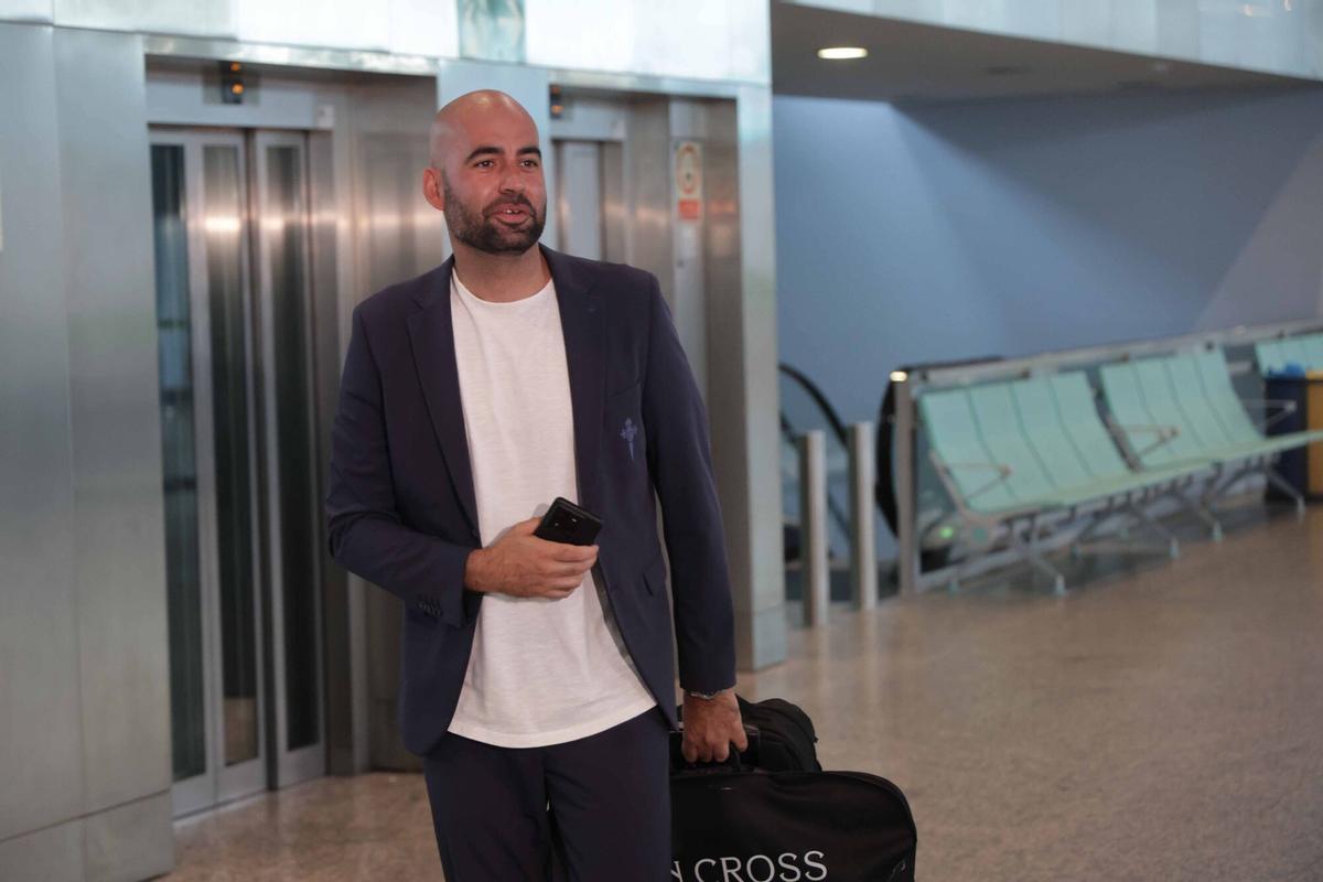 La expedición del Celta ha partido este miércoles desde el aeropuerto de Vigo para cerrar su preparación con dos amistosos contra el Sassuolo y en Nápoles La expedición del Celta ha partido este miércoles desde el aeropuerto de Vigo para cerrar su preparación con dos amistosos contra el Sassuolo y en Nápoles