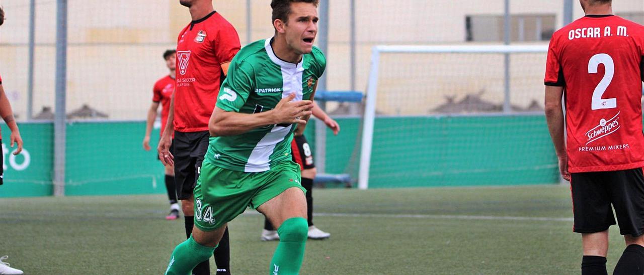 Baldrich celebra el gol que daba el triunfo al Cornellà en el último minuto del tiempo reglamentario. | UE CORNELLÀ