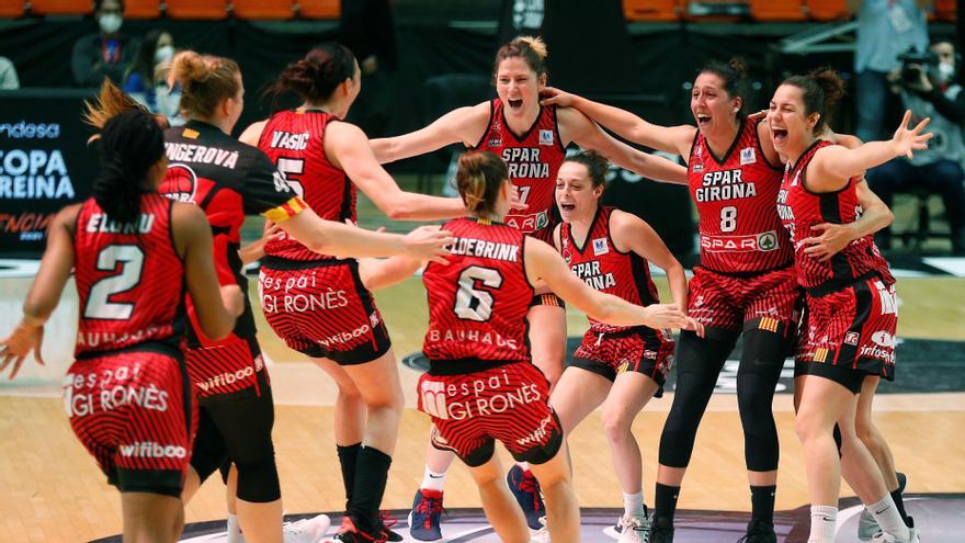 Las jugadoras de Spar Girona celebran en la pista.