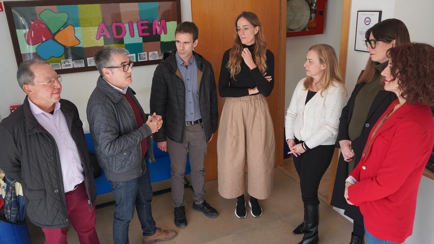 La Diputació estudia ampliar su colaboración con personas con enfermedad mental grave de Adiem