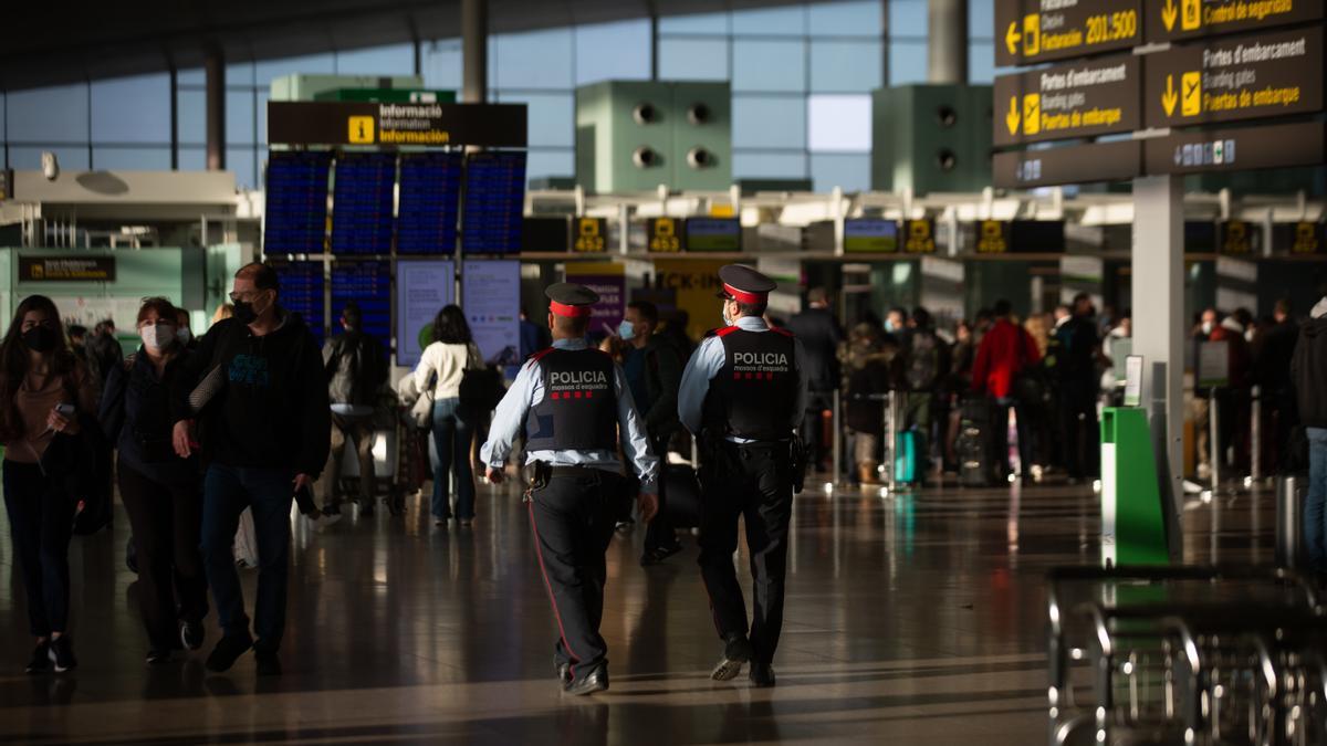 Dos agentes de los Mossos d&#039;Esquadra en el aeropuerto de El Prat