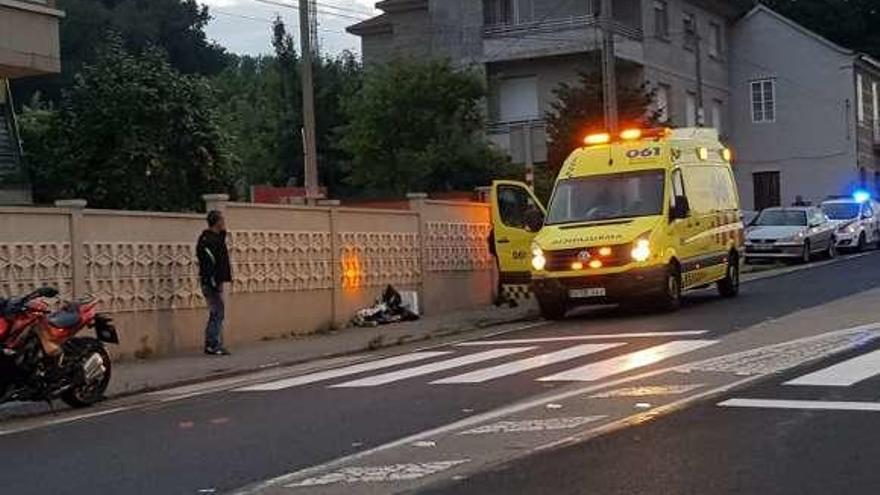 La ambulancia del 061 en el lugar del accidente. // S.Á.