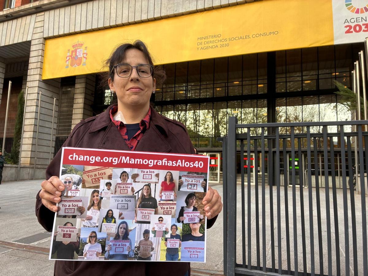 La compostelana María Varela ante la sede del Ministerio de Sanidad donde fue recibida este jueves.