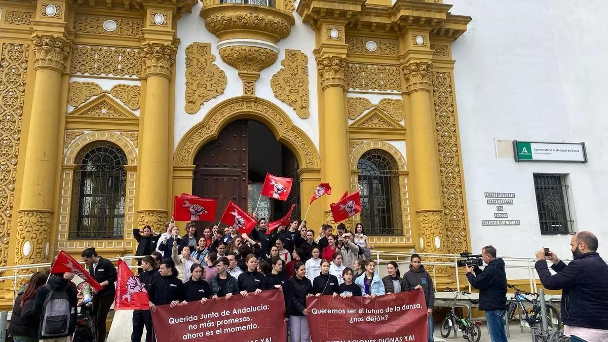 Alumnos del Conservatorio Profesional de Danza se manifiestan en la entrada por el "mal estado" del edificio.