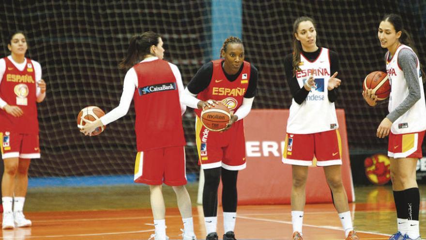 De izquierda a derecha, Marta Xargay, Anna Cruz, Sancho Lyttle, Belén Arrojo y Laura Quevedo, ayer en el Ángel Nieto.