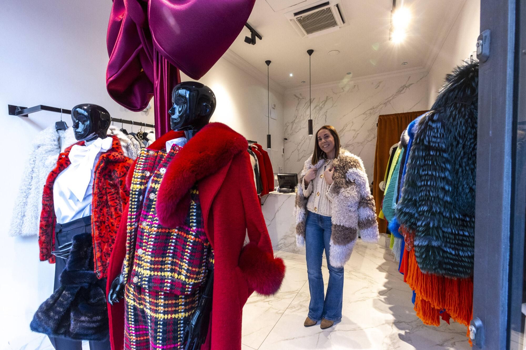 EN IMÁGENES: El  tiempo gélido anima las rebajas en Oviedo