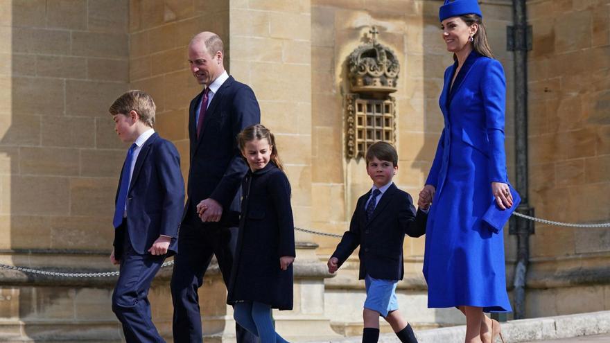 Carlota de Gales, en el centro, con su abrigo de Marae Kids en azul marino, sus hermanos y sus padres, Guillermo y Catalina. | Reuters