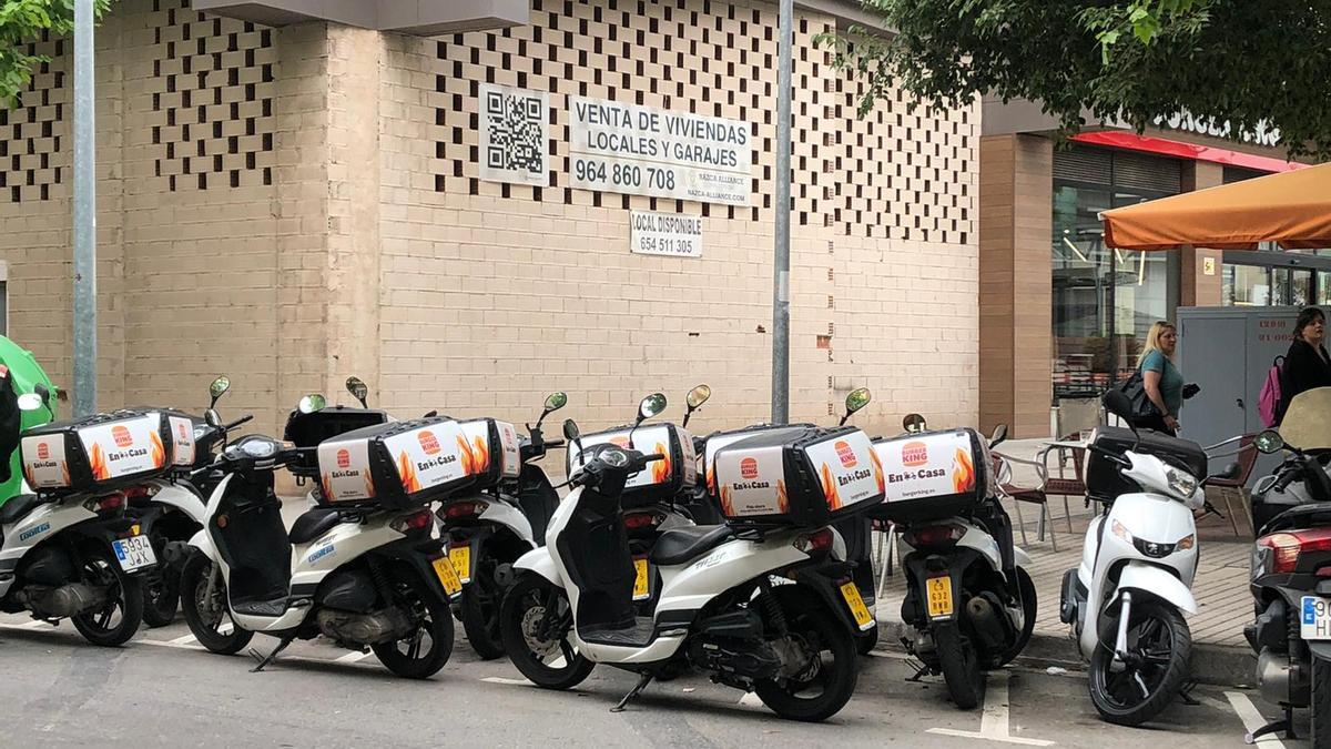 Imagen de las motos de la franquicia aparcadas en doble fila. Una práctica habitual según los propios vecinos.