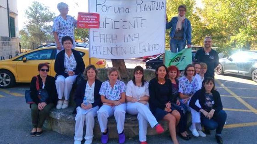 Imagen de la concentración llevada a cabo ayer a las puertas del centro.