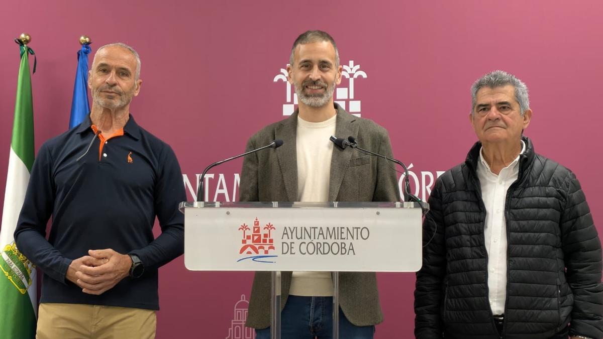 Ángel Ortiz acompañado por Juan Moreno, presidente del consejo de distrito Sur, y Manuel Couñago, presidente de la asociación de vecinos La Campiña de Santa Cruz.