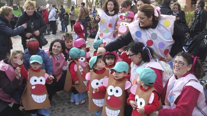 Los pequeños de la guardería se preparan para participar en el desfile del pasado año. Foto