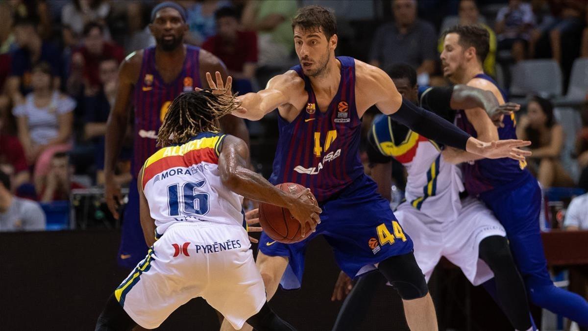 Ante Tomic defiende a Andrew Albicy en la final de la Lliga Catalana.