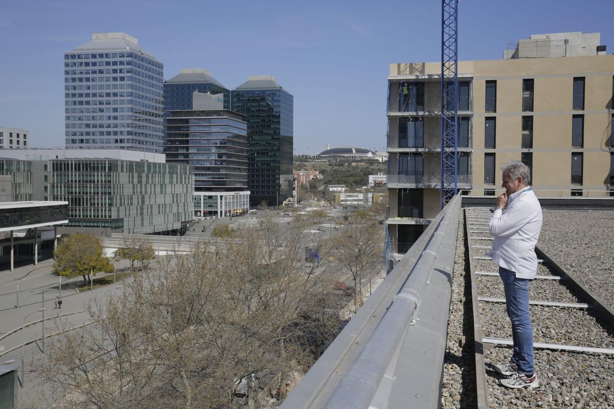 La nueva Marina del Prat Vermell de Barcelona ganará más de un millar de vecinos antes de un año. Las obras de edificios de pisos, oficinas y reurbanización avanzan a todo ritmo, con un horizonte de 12.000 viviendas nuevas entre obra pública y privada.