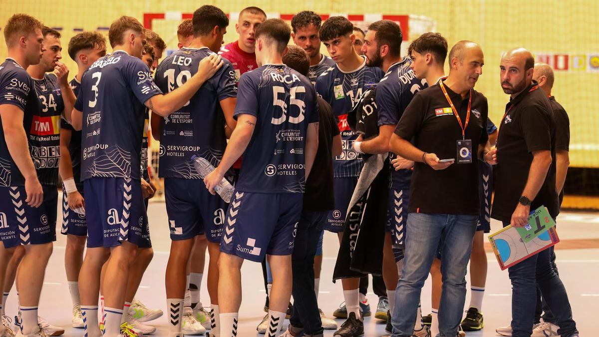 Sergio Carballeira dando instrucciones, durante un tiempo muerto, en un partido del TM Benidorm