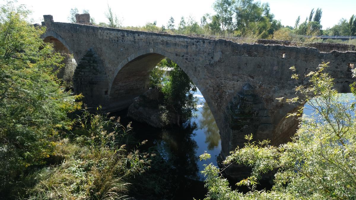 Puente de Cantillana, del siglo XVI, sobre el río Gévora, en el término municipal de Badajoz.