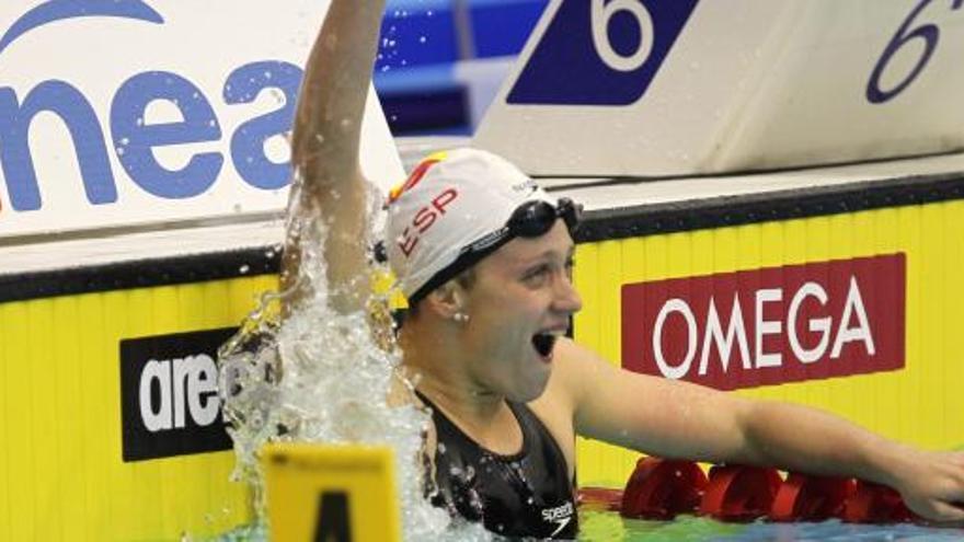 Mireia Belmonte García celebra su victoria en la final de los 400m libres en los Campeonatos de Europa de Natación.