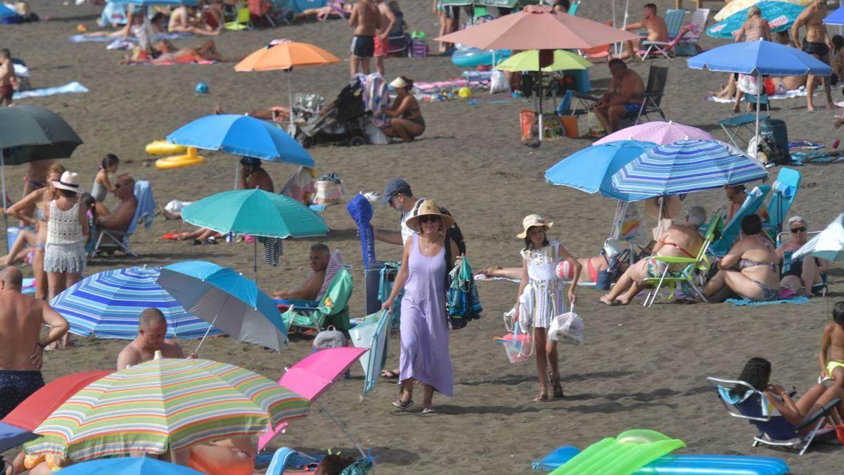 Postal playera captada ayer en La Garita, en el municipio de Telde, en cuyo centro forestal se registraron 40 grados centígrados | | JUAN CASTRO