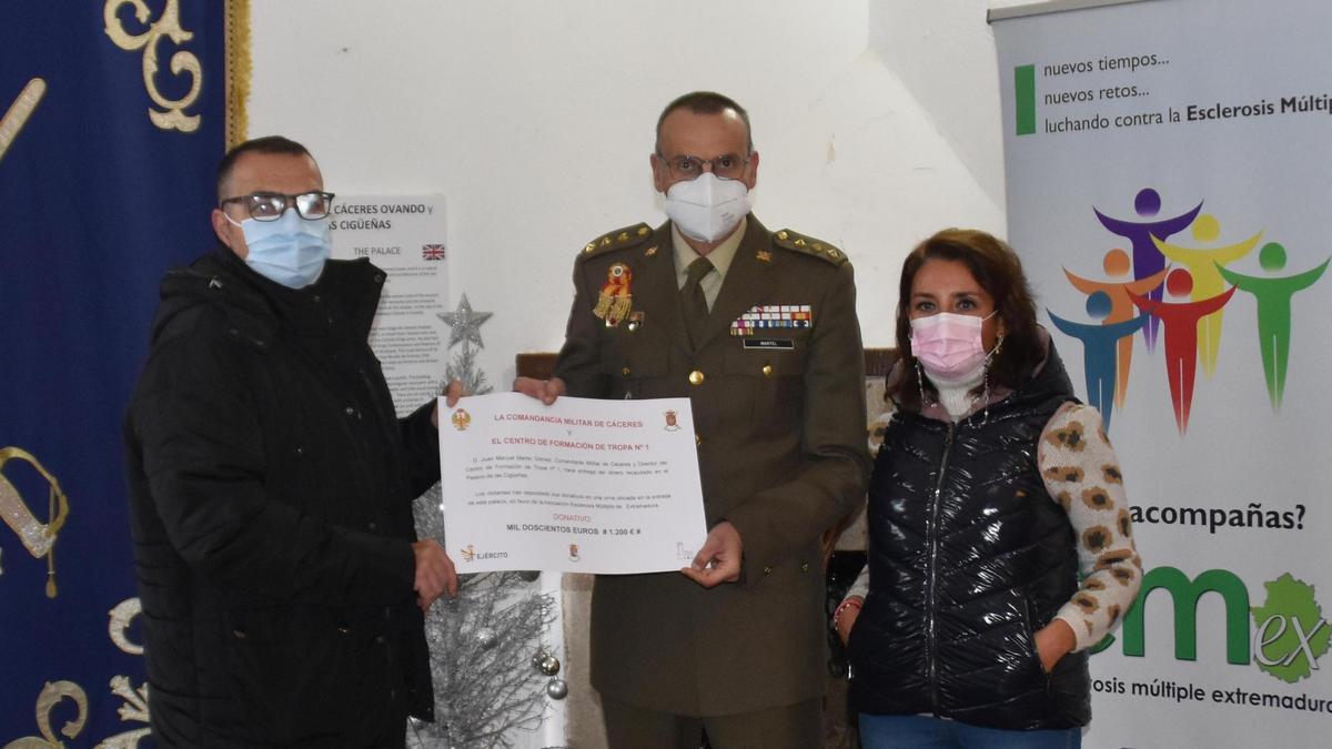 El coronel jefe del Cefot entrega el donativo a la asociación de esclerosis múltiple de Extremadura.