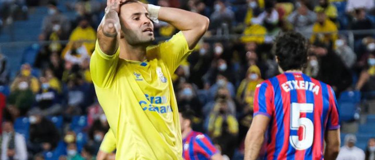 Jesé Rodríguez, pichichi amarillo, se lamenta tras malograr una ocasión ante el Eibar en el Gran Canaria.   | | JOSÉ CARLOS GUERRA