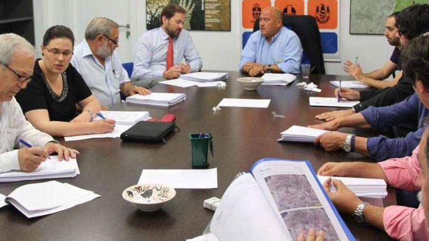 Alcaldes en una reunión del Consorcio, en la sede del ente, en Guísamo, en año pasado.