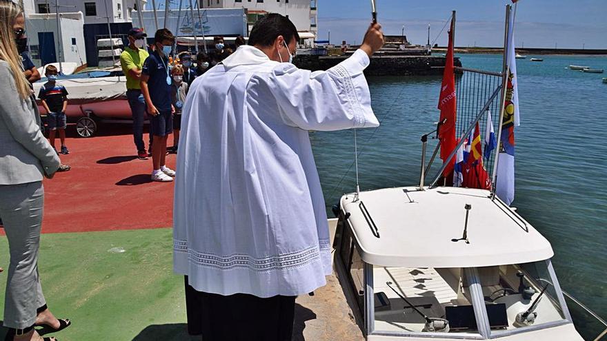 Armas amadrina al ‘Volcán Chinijo’ en Arrecife