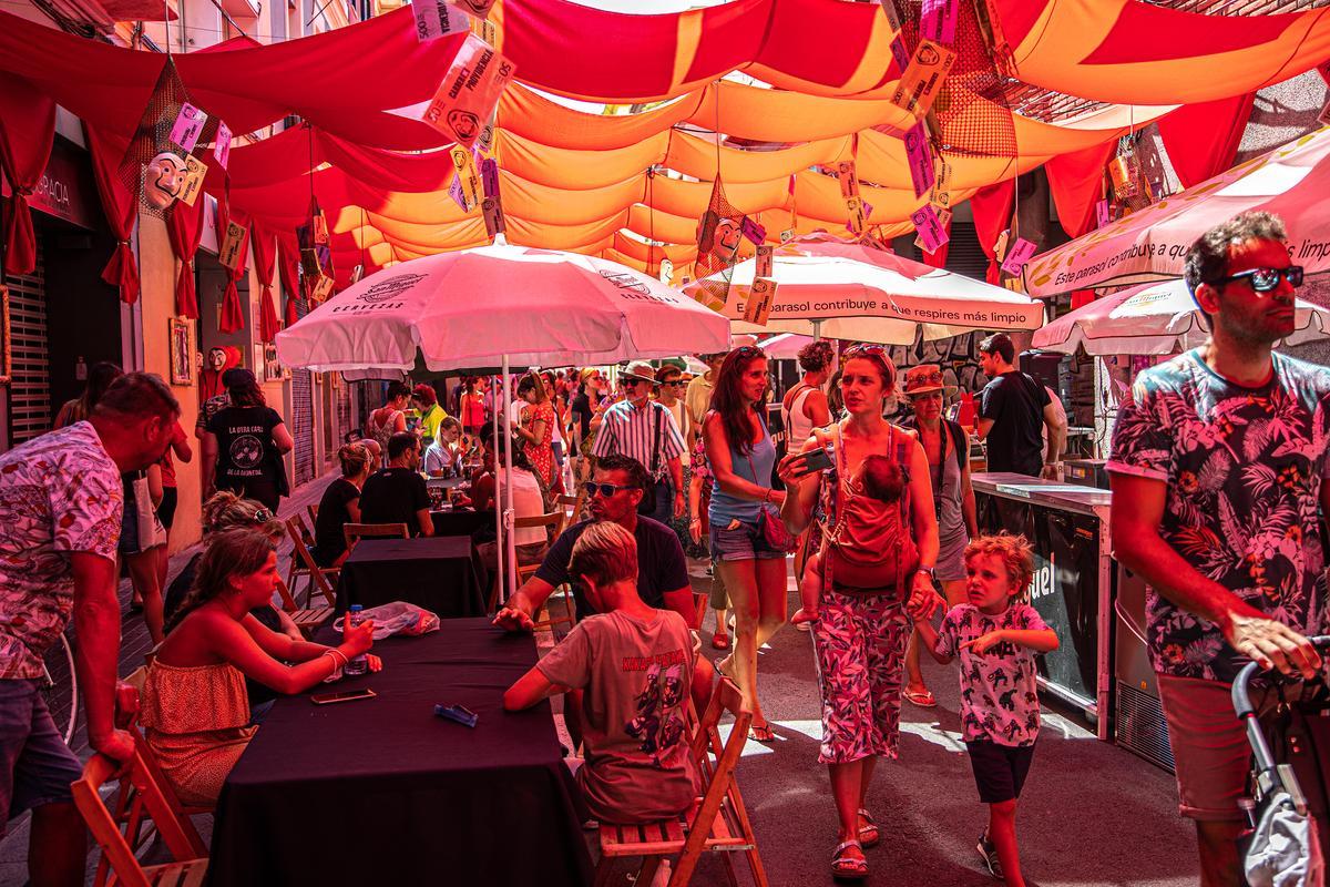 Visitantes de la calle Providència el primer día de las Fiestas de Gràcia 2022