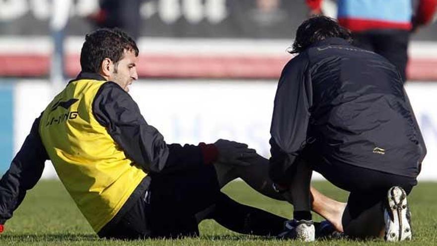 Trashorras es atendido de un dolor durante el entrenamiento de ayer en A Madroa.